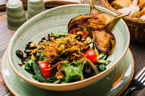 Salada De Legumes Alface Tomate Pepino Azeitonas Calos Fritos