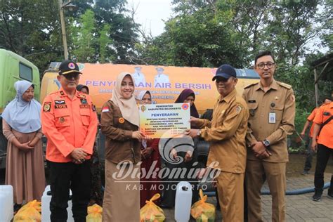 Pemkab Mojokerto Serahkan Bantuan Air Bersih Paket Sembako Kepada