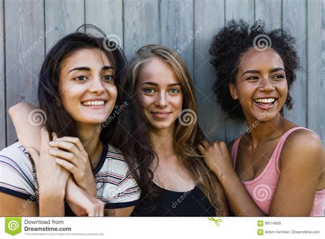 Tres Mujeres Sonrientes Hermosas Que Se Unen Imagen De Archivo Imagen