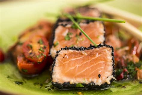 Salmão Selado Crosta de Gergelim e Salsa de Grapefruit Tá na mesa