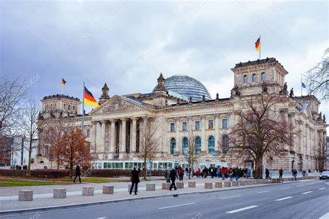 Arquitectura Del Edificio Del Reichstag Con Banderas Alemanas En Berl N