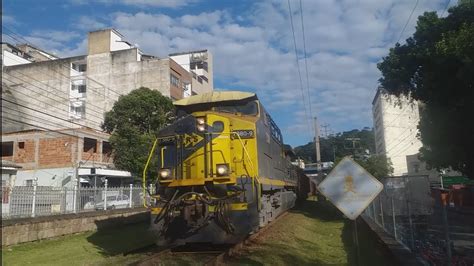 Trem de minério da MRS Logística 88 vagões vazios liderado pela