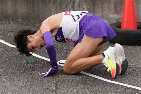 ＜箱根駅伝往路 戸塚中継所＞たすきをつなぎ、その場に倒れ込む駒大の2区・鈴木（撮影・木村 揚輔） ― スポニチ Sponichi Annex スポーツ