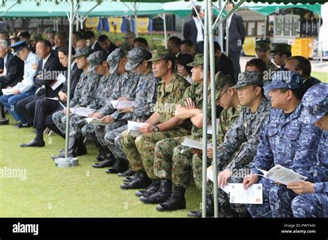 Los líderes de la comunidad local japoneses y de los militares de EE