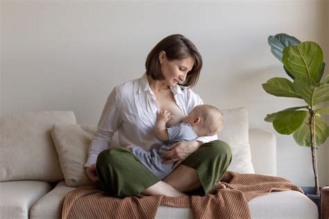 Pour soulager sa fille cette grand mère allaite ses petits enfants