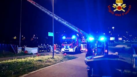 Tentato Suicidio In Via Livorno Angolo Corso Mortara Ragazzo Si Getta