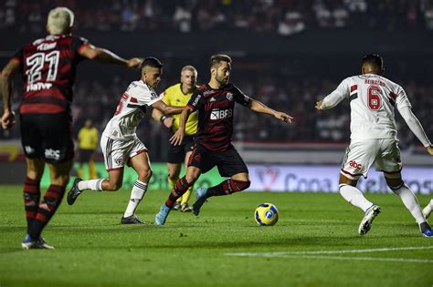 Flamengo abre vantagem sobre o São Paulo e Flu cede empate ao Timão