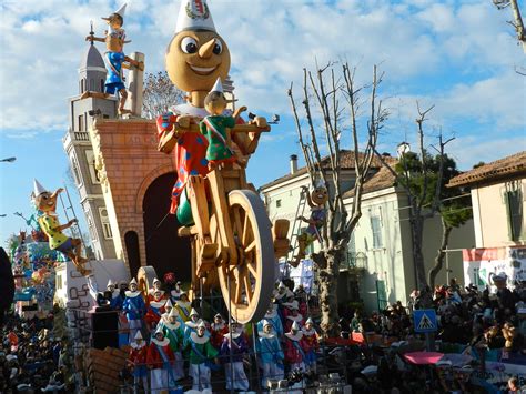 Domenica La Prima Sfilata Dei Carri Allegorici Il Mattino Il Carnevale