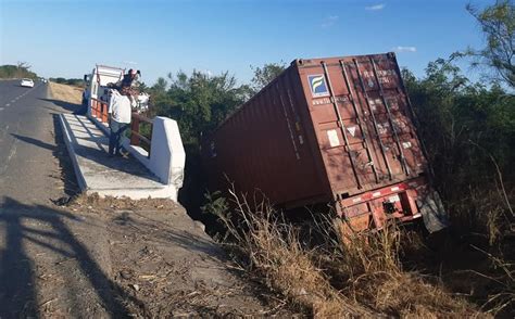 Vuelca contenedor de tráiler en la carretera Tampico Mante Grupo Milenio