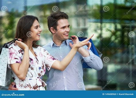 Retrato De Pares Felices Con Los Bolsos De Compras En La Ciudad Que