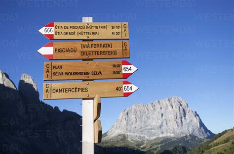 Italien Südtirol Wegweiser am Grödner Joch lizenzfreies Stockfoto