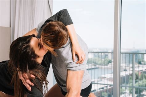 Junge Paare Die Auf Bett Küssen Kostenlose Foto