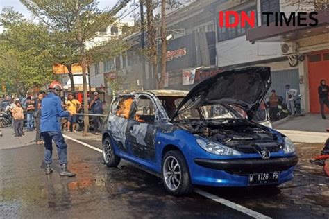 Mobil Peugeot Biru Di Makassar Terbakar Usai Dari Bengkel