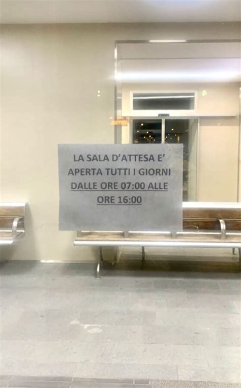 OULX LA STAZIONE DELLA VERGOGNA LA SALA DATTESA CHIUDE ALLE 16