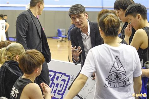 Wsbl》執教女籃初體驗 台元主帥邱啟益一改嚴厲風格把球員當女兒 自由體育