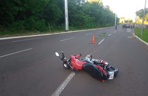 Motociclista De Anos Morre Ap S Perder O Controle E Bater Em Poste