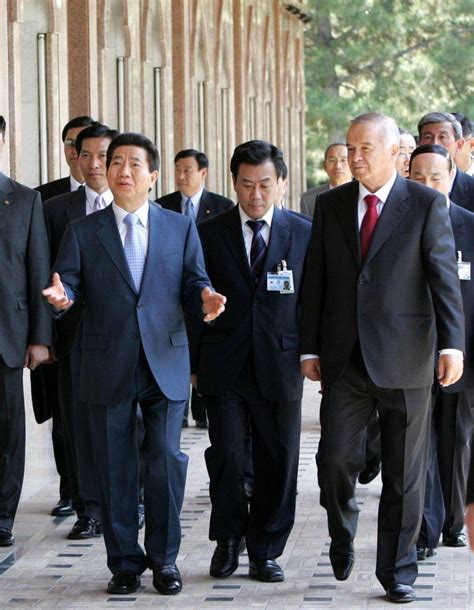 노무현사료관 우즈베키스탄 국빈 방문 중 전몰자 기념비에 헌화한 뒤 기념비를 둘러보는 노무현 대통령