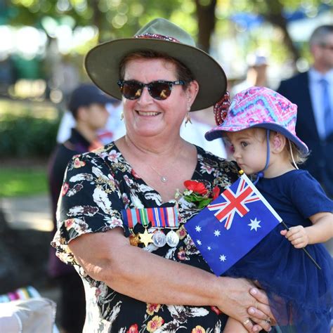 150 Photos Townsville Pays Respects On Anzac Day Townsville Bulletin