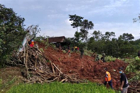 Foto Fakta Banjir Dan Longsor Di Nganjuk Korban Hilang Diduga