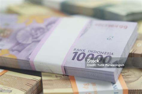 Foto Sederhana Top View Paket Uang Rupiah Indonesia 2000 5000 10000 Dengan Latar Belakang Putih