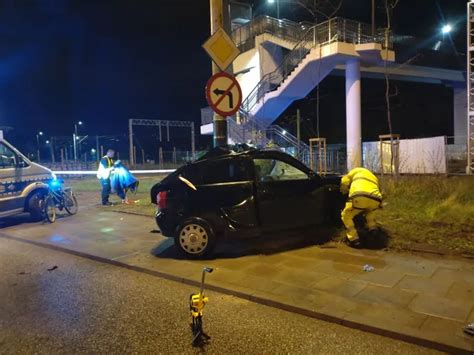 Śmiertelny wypadek w Łodzi 19 latka roztrzaskała się na słupie ZDJĘCIA