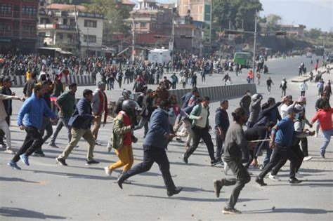 बल्खुमा दुर्गा प्रसाईँका समर्थक र युवा सङ्घका कार्यकर्ताबीच ढुङ्गा