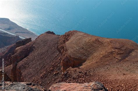 Giordania Paesaggio Roccioso E Desertico Con Vista Del Mar