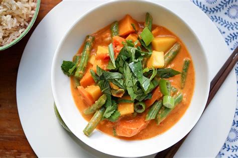 Rotes Thai Curry mit Mango und süßen Kartoffeln von Elle Republic