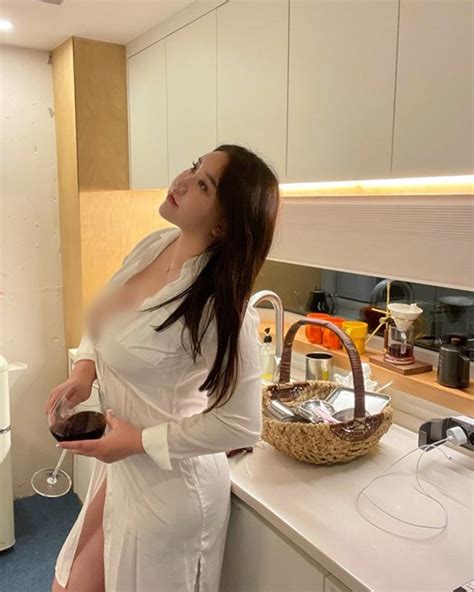 Ngượng đỏ mặt trước hot girl siêu vòng hớ hênh khi chơi bida