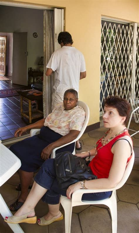 Velha Africana Conversando Amigos Caucasianos Foto De Stock