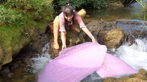 A Sexy Girl Discovers A Pink Super Clam In The Wild And Opens It To