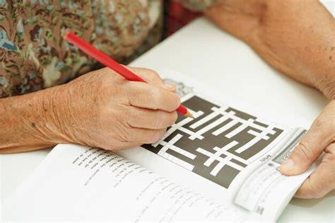 Mujer Anciana Jugando Al Juego De Rompecabezas Sudoku Para El