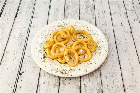 Calamares Rebozados Con Harina Y Huevo Para Un Calamar A La Andaluza