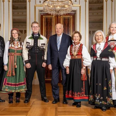 La Familia Real Noruega Y La Madre De Mette Marit De Noruega Con Los