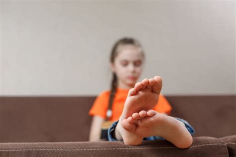 Une Petite Fille De Race Blanche Pieds Nus Lecture De Livre Assis