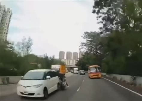 車cam直擊：電單車葵涌道撼私家車 鐵騎士險被保母車輾過