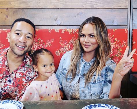 Chrissy Teigen Habla Sobre La Crianza De Los Hijos De Luna Y Miles Con