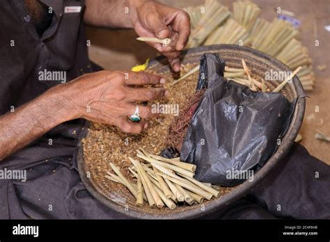 Beedi hi-res stock photography and images - Alamy