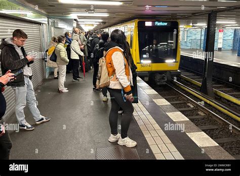 26 10 2023 Berlin GER U Bahn Der Linie 2 Faehrt In Den Bahnhof