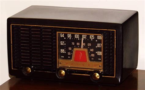 An Old Fashioned Radio Sitting On Top Of A Wooden Table