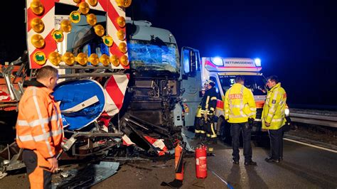 A Bei R Sselsheim Betrunkener Lkw Fahrer Brettert In