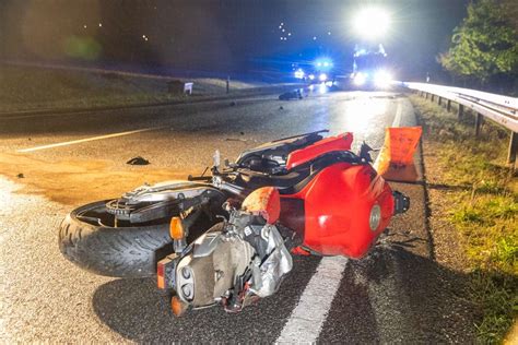 Motorrad bricht auseinander Fahrer lebensgefährlich verletzt