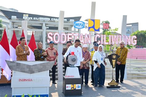 Foto Presiden Tegaskan Penanganan Banjir Di Jakarta Harus Dilakukan