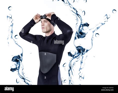 Das Zusammengesetzte Bild Der Schwimmer In Einen Neoprenanzug Tragen