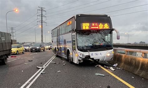 五楊高架車禍！國光客運、貨車碰撞 男駕駛命危送醫不治 社會萬象 生活 Nownews今日新聞