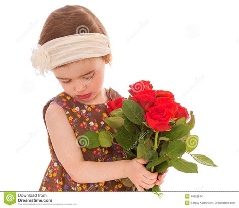 Petite Fille Avec Un Bouquet Des Roses Rouges Photo Stock Image Du