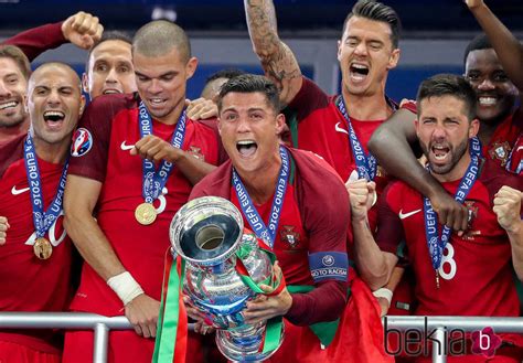 Cristiano Ronaldo Levantando La Copa De La Eurocopa 2016 Todas Las