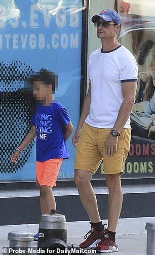 Anthony Weiner Takes His Son Son Out For A Stroll On Huma Abedins 43rd