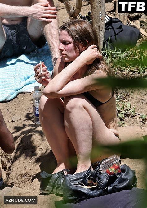 Julia Fox Sexy Seen Flaunting Her Hot Bikini Body Bathing In Mud At The Montecito Hot Springs