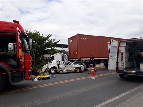 Duas V Timas Ficam Presas S Ferragens Em Acidente Envolvendo Carro E